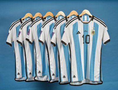 Sotheby's presenta solemnemente seis camisetas del campeón del m